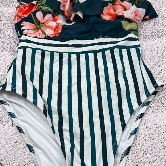 Cupshe ruffle one shoulder swimsuit S - Picture 4 of 8